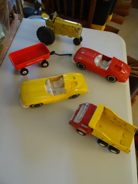 lot 17 image: Vintage tractor. Tonka Truck. Corve...