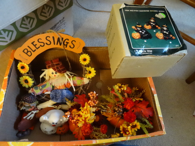 lot 31 image: Misc Halloween dcor...