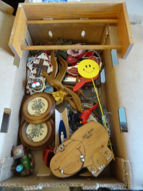 lot 37 image: Misc home dcor...