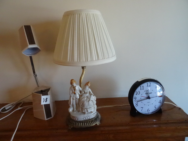 lot 38 image: Desklamp. Vintage table lamp. Batte...