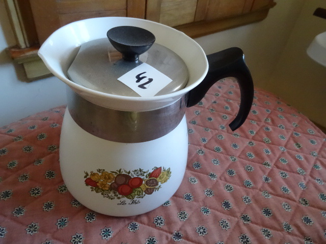 lot 42 image: Coffee pot. Corning ware P-107 7 cu...