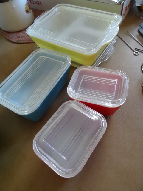 lot 43 image: Pyrex vintage glass bakeware. 2 red...