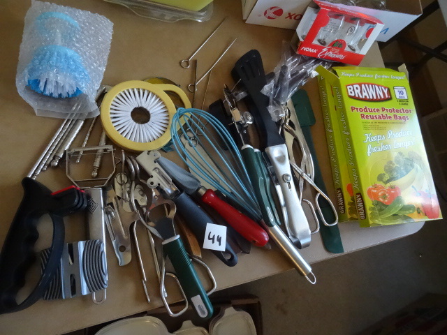 lot 44 image: Misc kitchen utensils. Brawny produ...