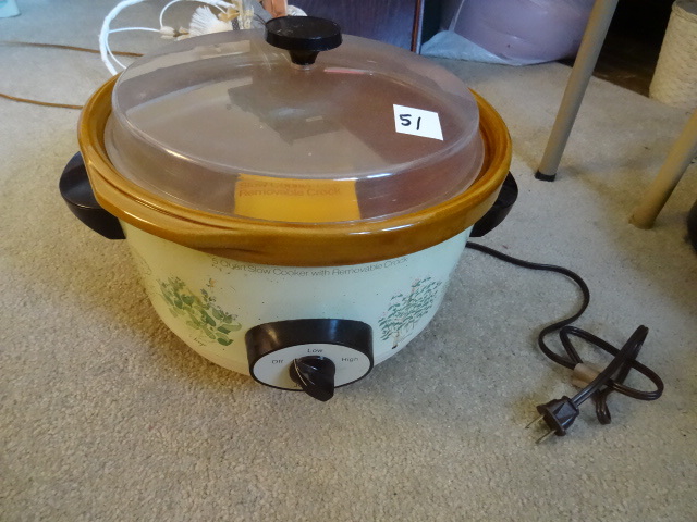 lot 51 image: 5 Qt slow cooker with removable pot...