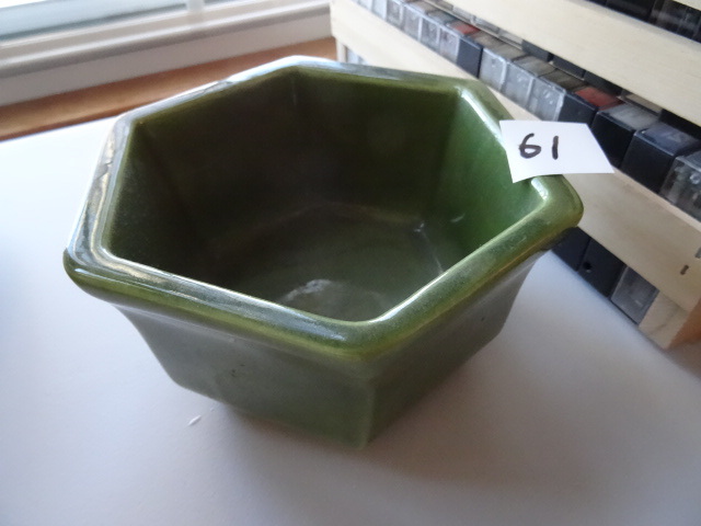 lot 61 image: Haeger 4002 green hexagon dish...