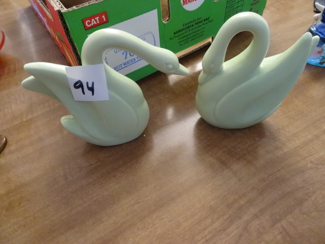 lot 94 image: Roseville pottery 2 green swans...