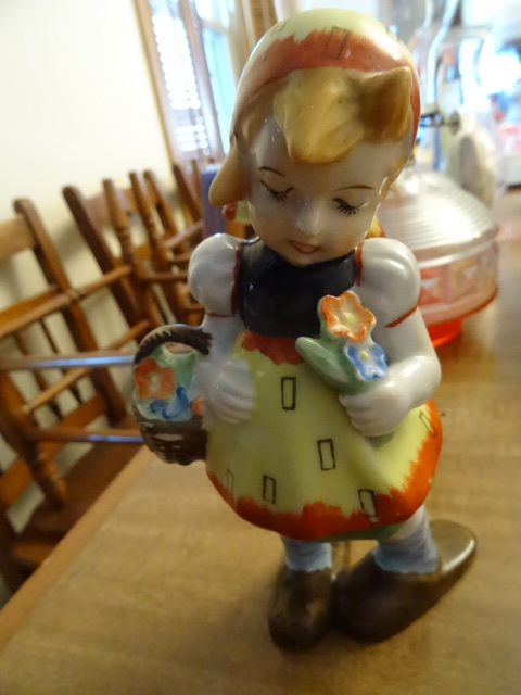 lot 95 image: Dutch girl. Ceramic. Made in occupi...