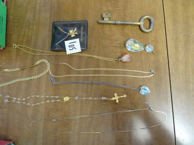 lot 105 image: 1 Rosary.  6 necklaces. 1 decoartat...