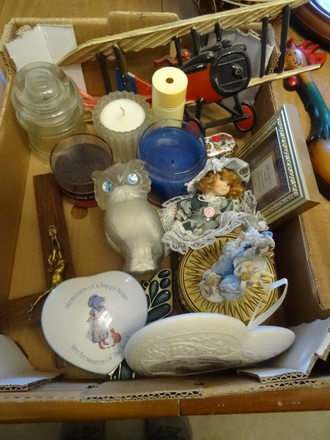 lot 106 image: Box of misc home dcor...