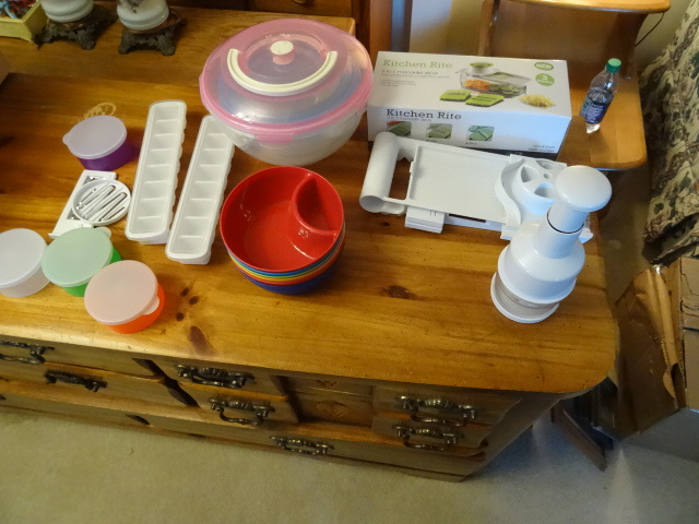 lot 124 image: Box of misc kitchen items. Storage ...