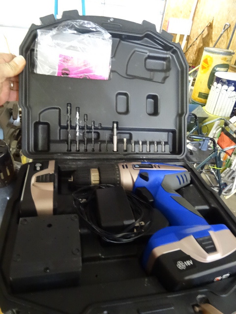 lot 139 image: Apprentice cordless drill kit. 2 ba...