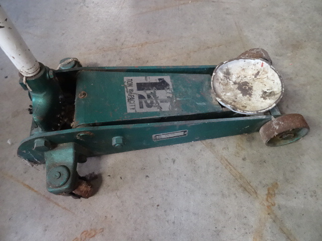 lot 172 image: Craftsman 1 12 ton rolling floor j...