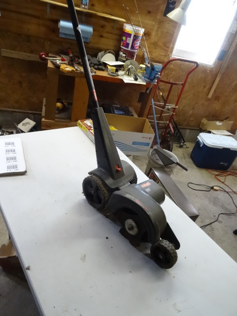 lot 178 image: Craftsman Electric lawn edger. Work...