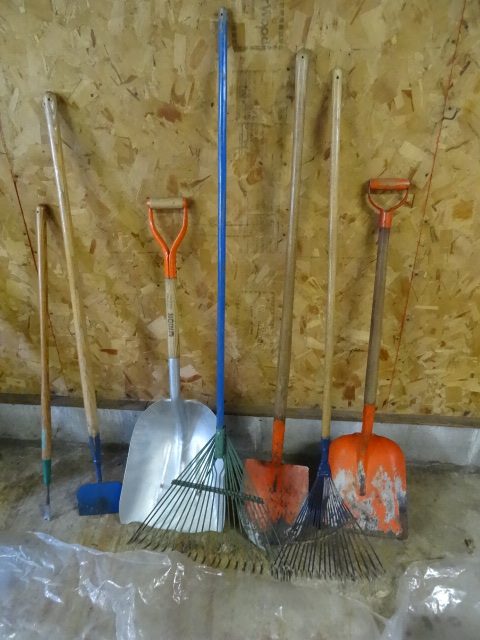 lot 190 image: 2 Rakes. Aluminum scoop shovel. 1 s...