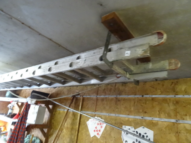 lot 193 image: Aluminum Extension ladder. 24 foot...