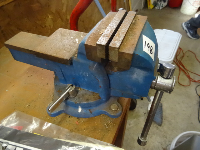 lot 198 image: 4 heavy duty bench mount vise...
