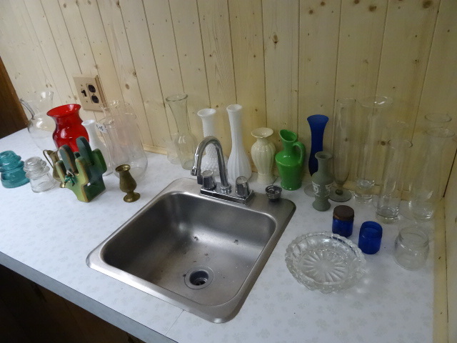lot 205 image: Misc glassware and vases...