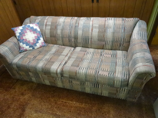 lot 216 image: Sleeper sofa. Goos shape. No holes ...