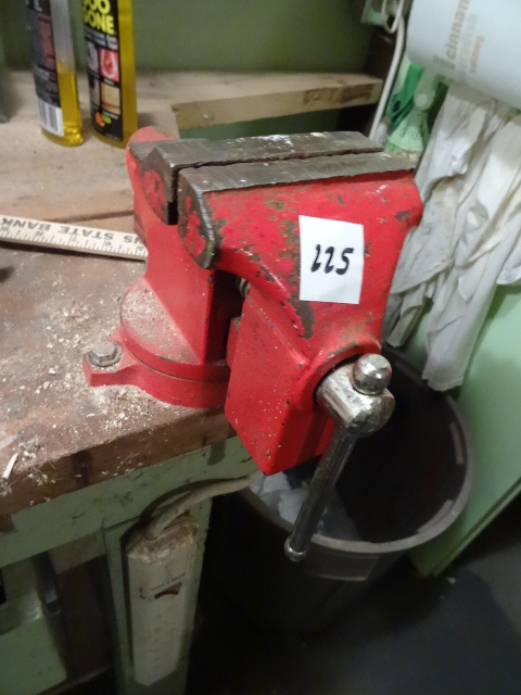 lot 225 image: 4 bench vise...