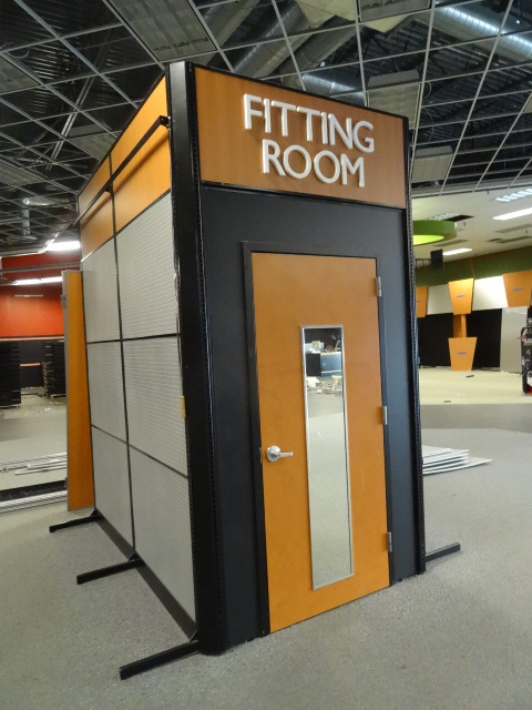 lot 59 image: Fitting room with outside retail di...