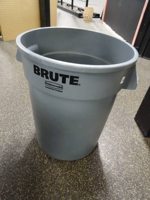 lot 66 image: Rubbermaid Brute 2632 garbage can. ...