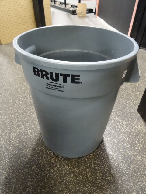 lot 67 image: Rubbermaid Brute 2632 garbage can. ...