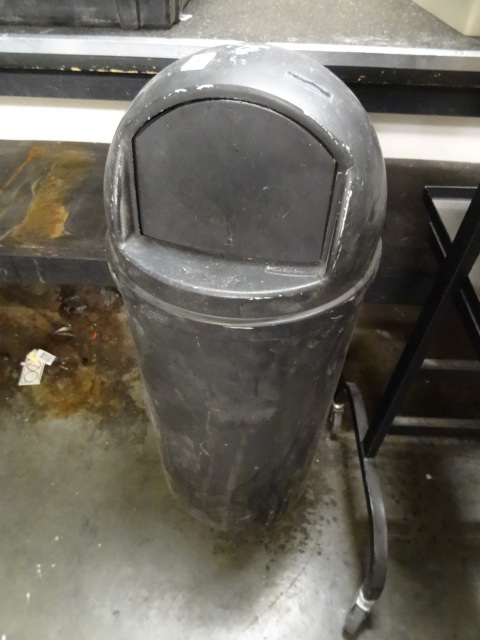lot 75 image: Rubbermaid garbage can with removab...
