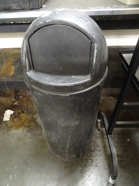 lot 76 image: Rubbermaid garbage can with removab...