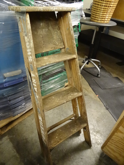 lot 120 image: 4 wood step ladder...