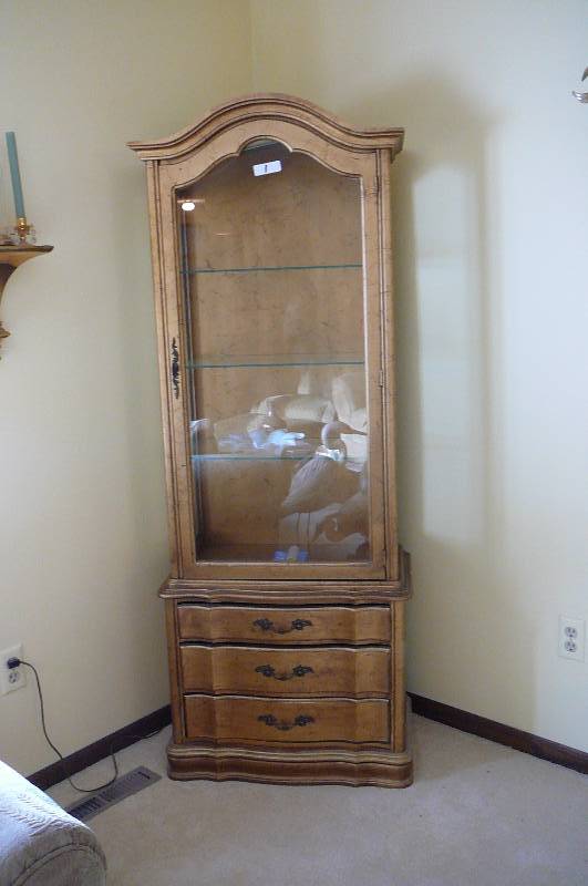 lot 1 image: Display Hutch with 3 glass Shelves and 3 pull out drawers 68 T X 25 12w X 14 d