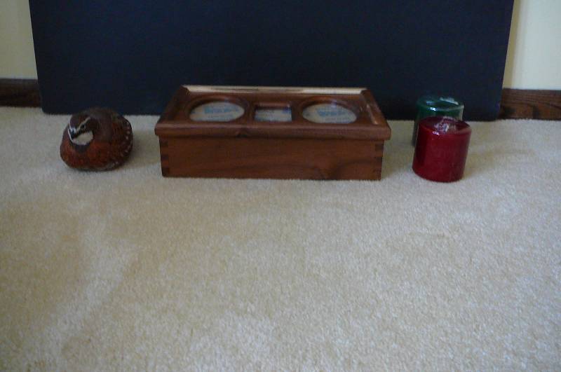 lot 15 image: Wood Display Picture box New, Wood Bird by D&D Gabel house 1986, 2 Candles