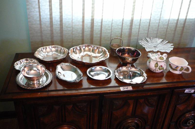 lot 25 image: wm Rogers, Paul Revere reproduction and more unmarked Silverware