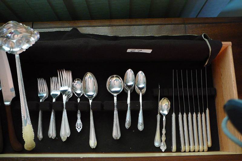 lot 27 image: Wm Rogers & Son IS Exquisite 8 Knives 16 teaspoons, 8 Spoons, 8 large Forks, 8 small forks, 2 big spoons, 3 pc Carving set knives Ekco