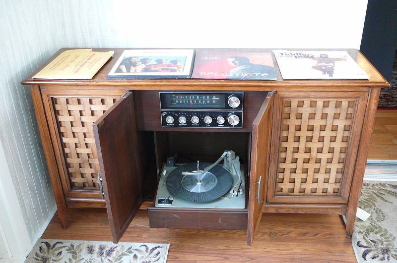 lot 28 image: Silvertone Stereo  AMFMPhonograph, Model # 4088 Mahogany, Fruitwood, with records  54 L x 16 d x 29 12 tall Works
