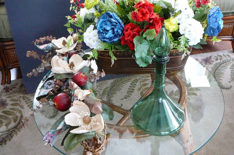 lot 32 image: Decanter 14 tall, Flowers Home dcor