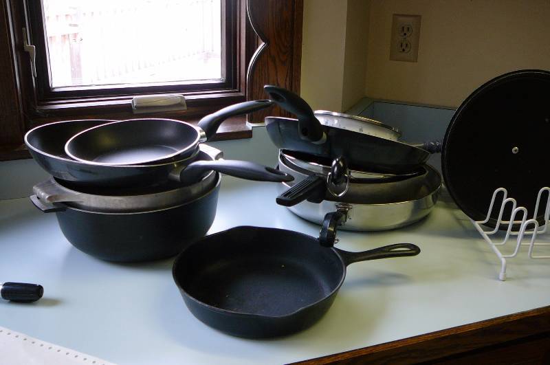lot 48 image: #6 Cast Iron fry pan, misc. pans -Ware Sidney, Wagner ware etc.