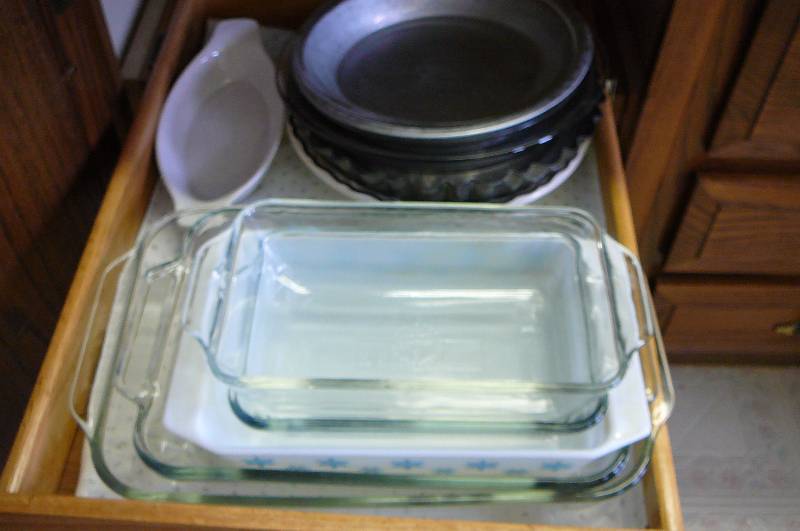 lot 57 image: Cake Pans, Pyrex & Anchor Hocking, Pie pans, Glass & Stoneware 12 Count
