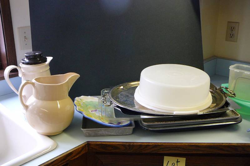 lot 58 image: Oven pans Pitcher Tupperware, Misc.
