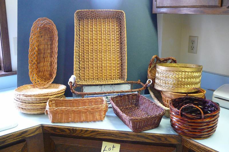 lot 61 image: Lot of Wicker baskets, 9 wicker plate holders