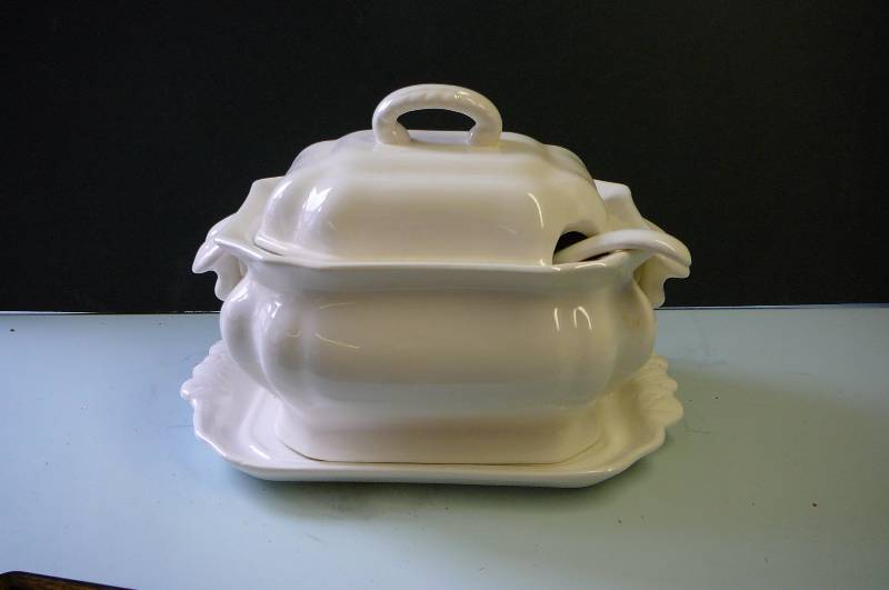 lot 63 image: Serving dish with ladle