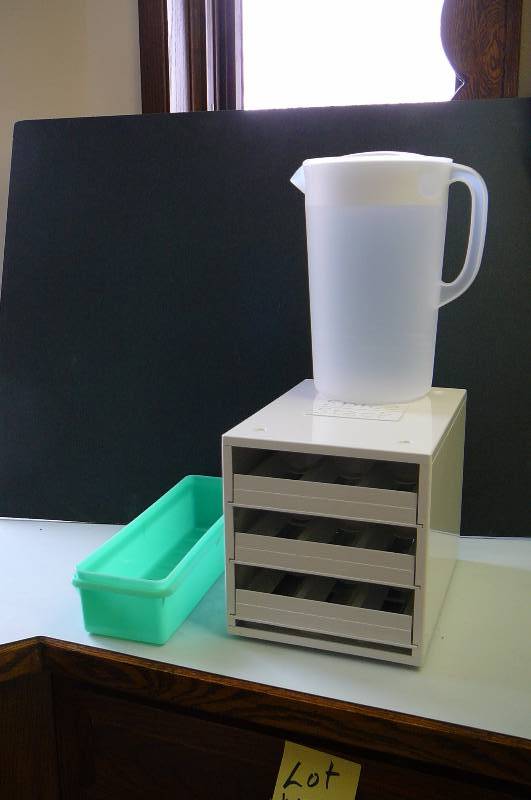 lot 64 image: Spice rack & Pitcher