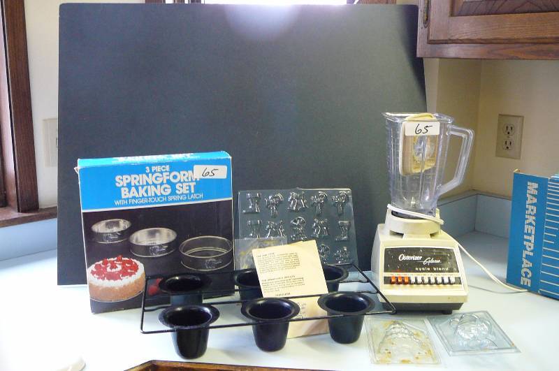 lot 65 image: Blender, Popover Pan, Baking set