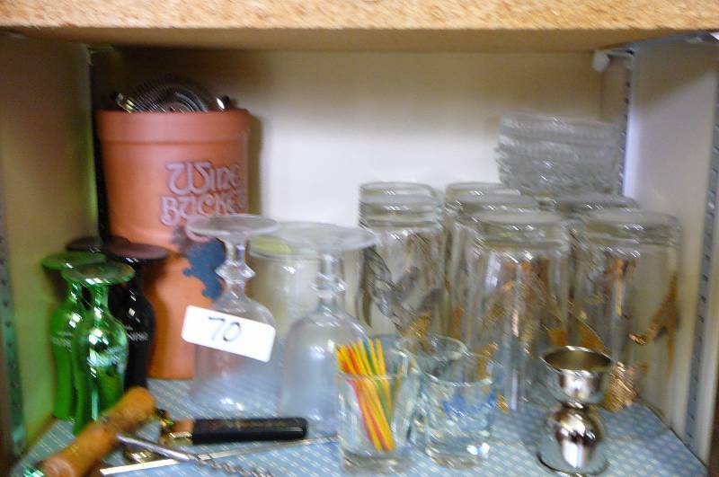 lot 70 image: Misc. glasss, shot glasss, 8 glasss with birds on them