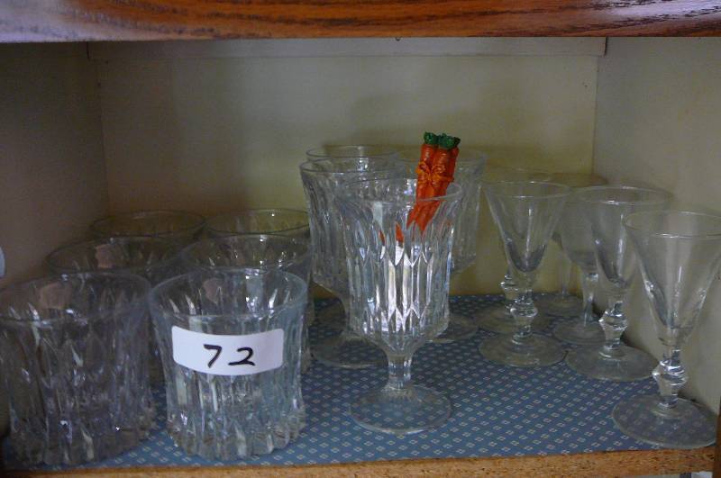 lot 72 image: Cocktail Glasss 16 count