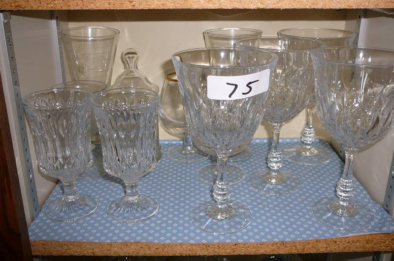 lot 75 image: Cocktail Glasss 12 count