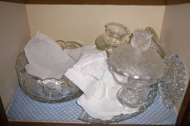 lot 77 image: Bowls, Serving, Ashtray, misc.