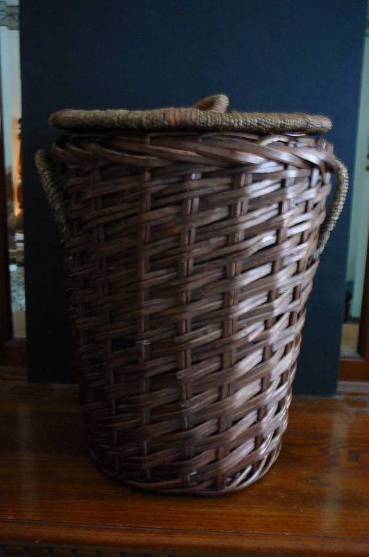 lot 101 image: Laundry Basket Wicker