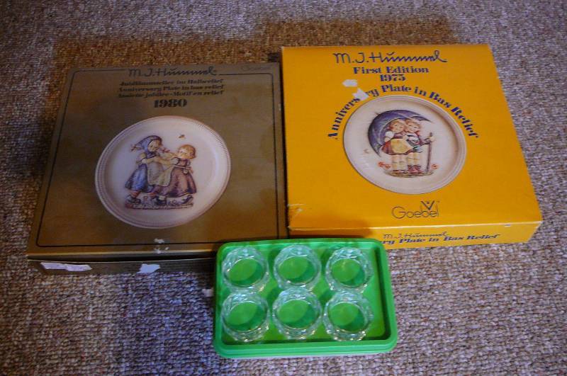 lot 124 image: Plates 1975 First Edition Anniversary In Box, 1980 Anniversary plate in box , 6 Napkin Rings