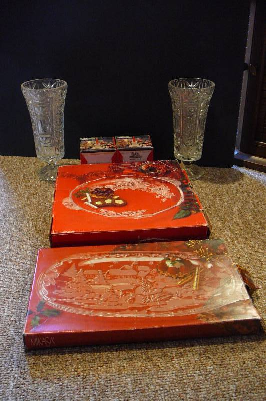 lot 136 image: Christmas Serving Dishs, 2 Candle Holders, 2 Vases