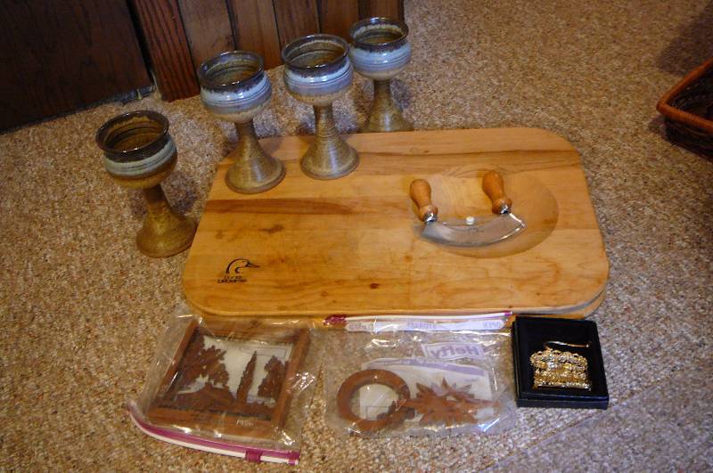 lot 143 image: Cheese Cutting Board Ducks Unlimited and 4 Wine glasss, Figurines